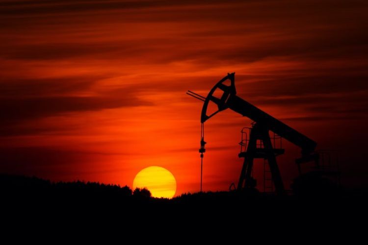 Harga Minyak Dunia Turun Dampak Prospek Ekonomi Global yang Melemah & Dolar Melambung