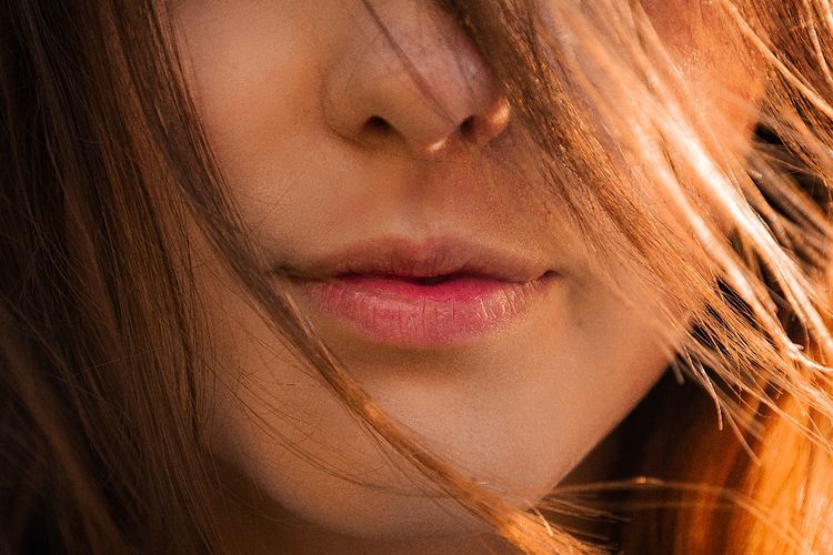 Menjilat Bibir Saat Kering Bukan Solusi yang Tepat, Ini Dampak Buruknya
