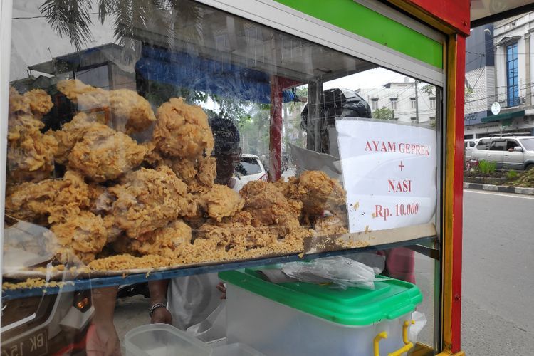 Ayam Geprek Ini Jadi Menu Sarapan Favorit Warga Medan, dalam 3 Jam Ludes 100 Porsi!