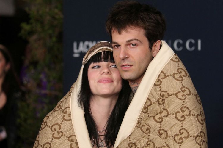 Billie Eilish & Jesse Pakai Selimut dari Merek Mahal, Netizen: Kayak Tikar Kalimantan