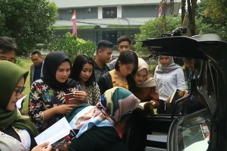 Geregetan Isu Darurat Membaca, Dosen Unjani 'Sulap' Mobilnya Jadi Perpustakaan Berjalan!