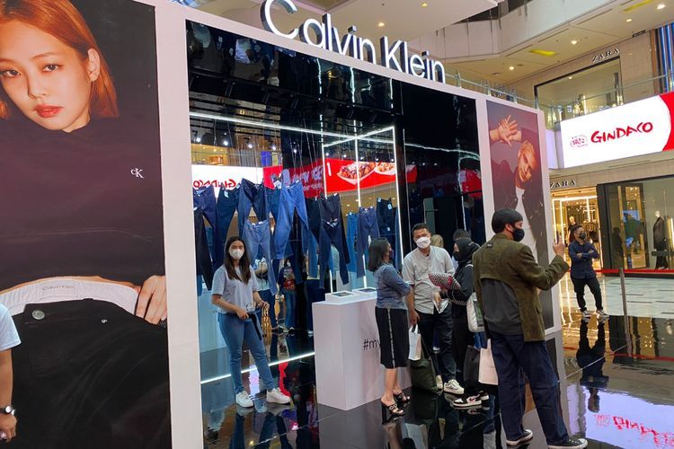 Denim Lovers Merapat! Calvin Klein Jeans Luncurkan New Fall 2022 Denim Essentials