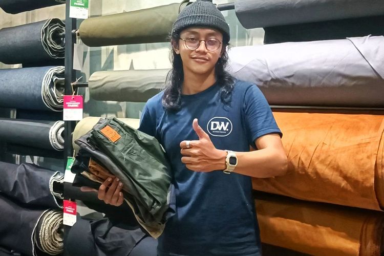 Keren! Berawal dari Tugas Kuliah, Pemuda Ini Sukses Dirikan Usaha Pembuatan Jeans Custom