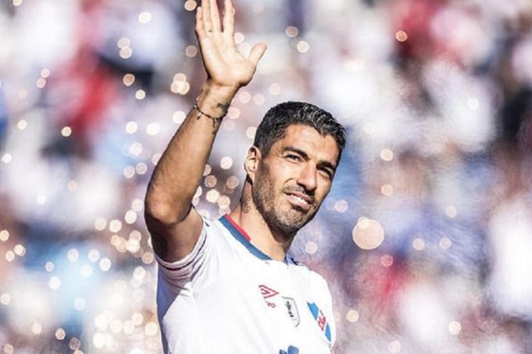 Baik Banget! Belum Lama Gabung Nacional, Luis Suarez Bagi-bagi iPhone 14