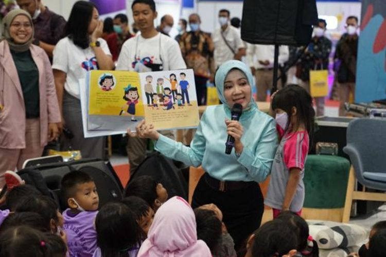 Atalia Praratya Mampir ke Pameran Buku IIBF 2022, Bacain Buku buat Anak PAUD