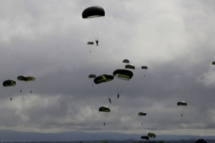 Viral Prajurit TNI Gagal Lepas Parasut dalam Latihan, Begini Faktanya