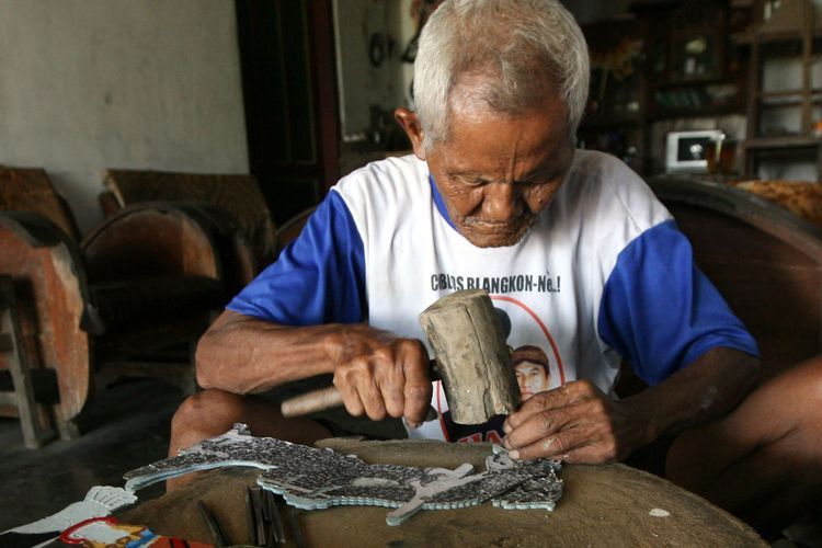 Mengenal Mbah Brambang, Sosok Terakhir Pelestari Wayang Kertas di Indonesia