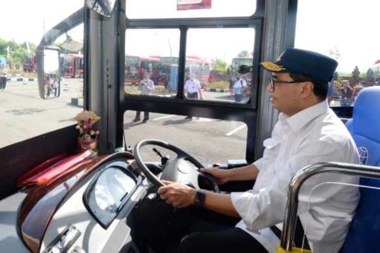 Sambut KTT G20, Menhub Budi Karya Cek Kelayakan Bus Listrik Merah Putih
