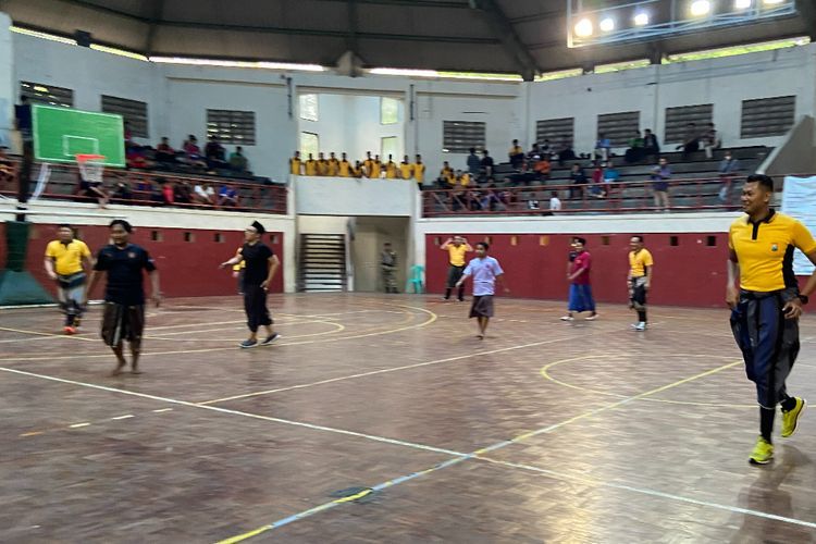 Pertandingan Futsal Unik, Polisi Lawan Kyai Semuanya Pakai Sarung!