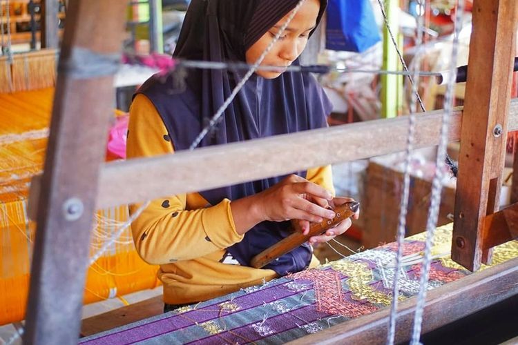 Nyaris Punah, Kain Tenun Lejo dengan Benang Emas Digilai Turis Malaysia hingga Singapura