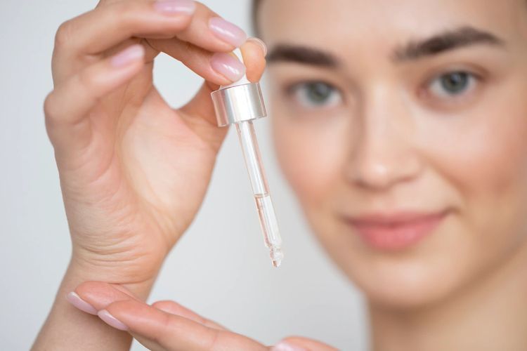 Serum Retinol dan Vitamin C Digunakan Bersamaan, Aman Gak Sih?