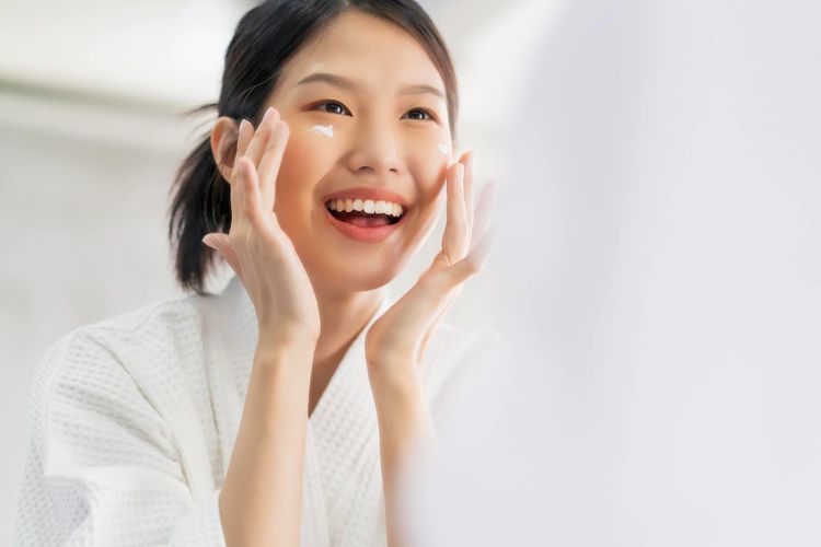 Bikin Kulit Glowing Bebas Pori-pori, Facial Foam SENKA Jadi Incaran Kaum Hawa