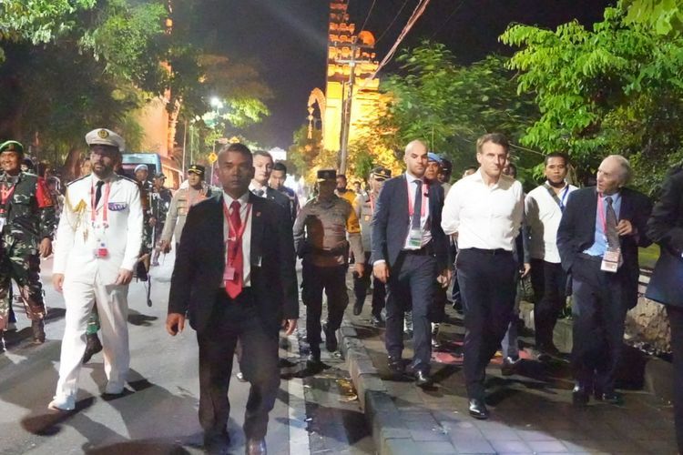 Momen Kapolda Bali Kawal Presiden Prancis yang Berjalan Kaki 2 Km usai Gala Dinner G20