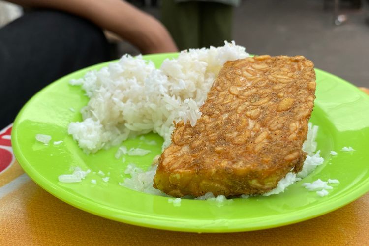 Ternyata Cara Makan Ketan Susu Awalnya Dikobok, Legendaris di Kemayoran Sejak 1958