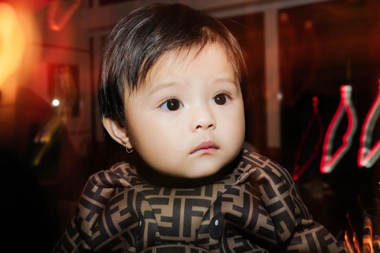 Tolong Muka Bengong Ameena Gemesin, Ternyata Pake Sweetshirt Fendi Rp9,3 Jutaan