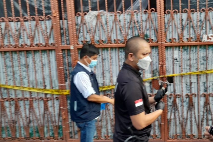 Ada Gunungan Sampah di Dalam Rumah Satu Keluarga yang Tewas Tak Wajar di Kalideres!