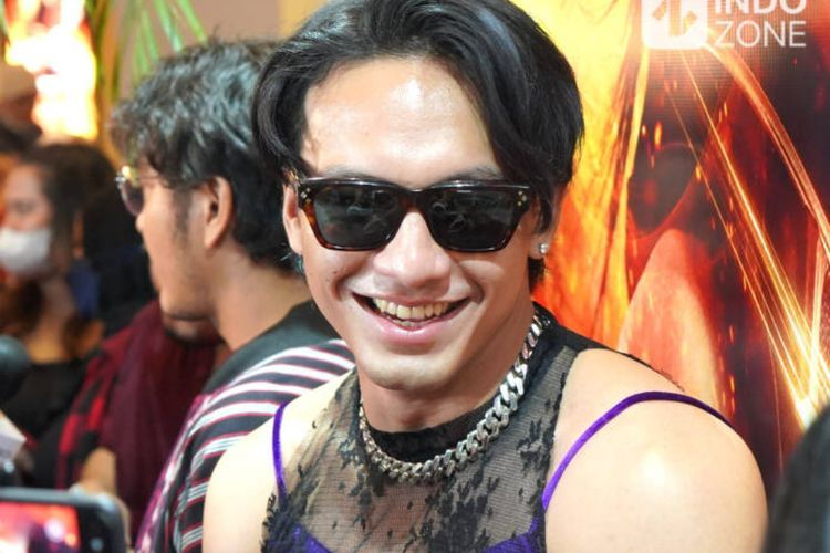 Jefri Nichol Dinyinyiri Penampilannya Nyentrik Pakai Tank Top Ungu dan Brokat Hitam 