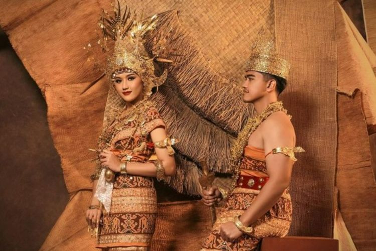 3 Potret Kaesang dan Erina Prewedding Dibalut Kain Pakaian Adat Bali, NTT hingga Lampung
