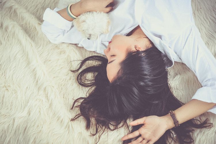 Ternyata Begini Untung dan Ruginya Jika Tidur Tanpa Menggunakan Bantal