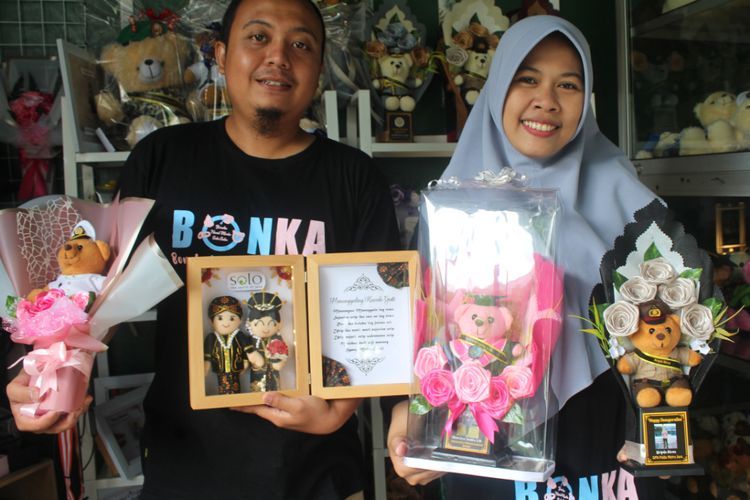 Top! Pernah Jualan Keliling, Pasutri Ini Sukses Bisnis Boneka Wisuda hingga Punya Karyawan