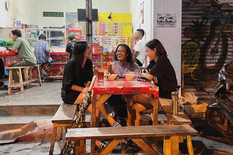 Bahagianya Prilly Latuconsina Makan Mie Instan di Warkop: Senang Banget!