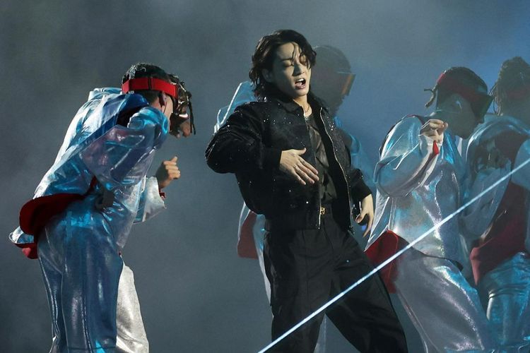 Style Jungkook Buka Piala Dunia Macho Bikin Terngiang-ngiang
