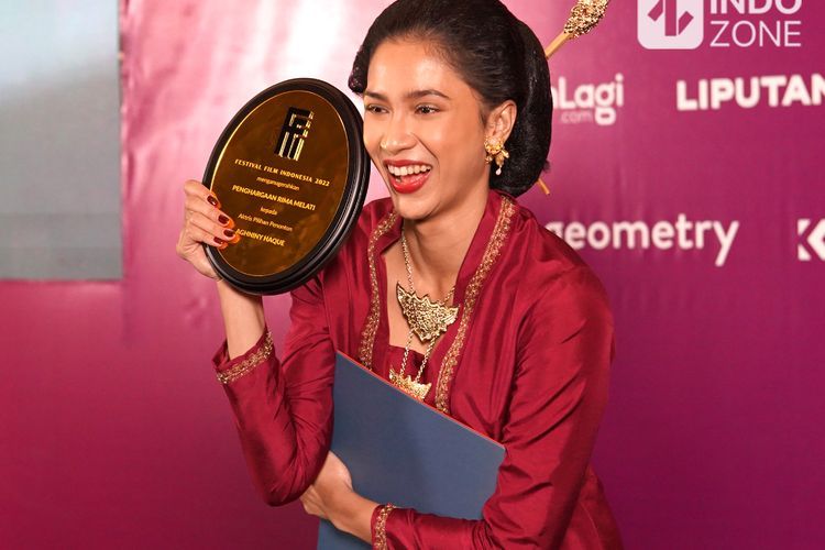 Aghniny Haque Girang Bawa Pulang Penghargaan Rima Melati dari Festival Film Indonesia 2022