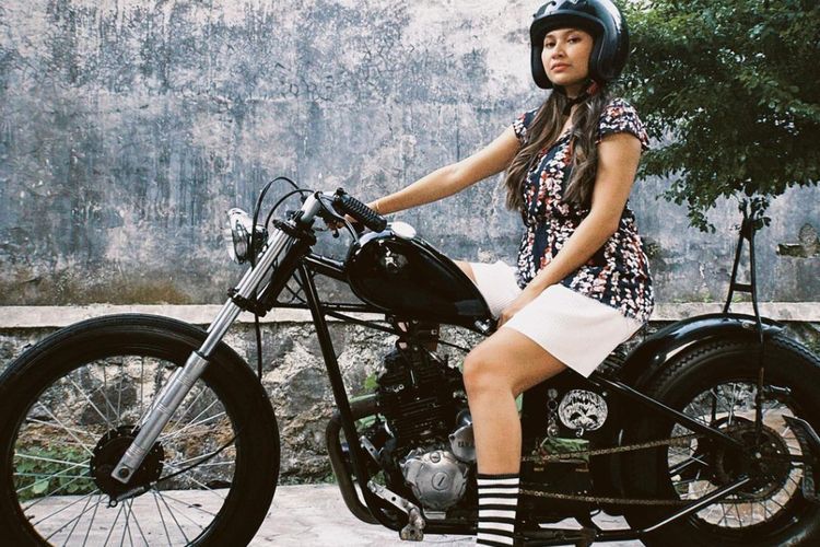 Potret Kece Indah Permatasari Usai Lahiran, Pose di Atas Moge!