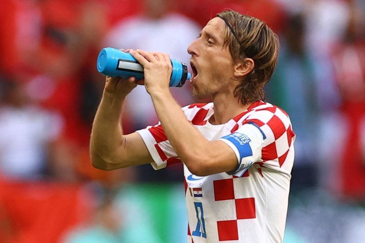 Begadang karena Demam Bola, Jangan Lupa Minum Air Putih buat Jaga Kesehatan dan Kebugaran