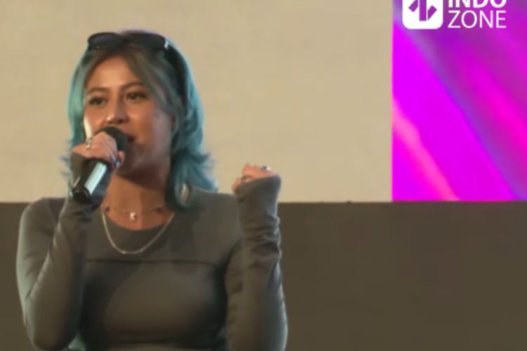Punya Selera Fashion Unik, Awkarin Ternyata Suka Pakai Baju Thrifting: Lebih Enak!