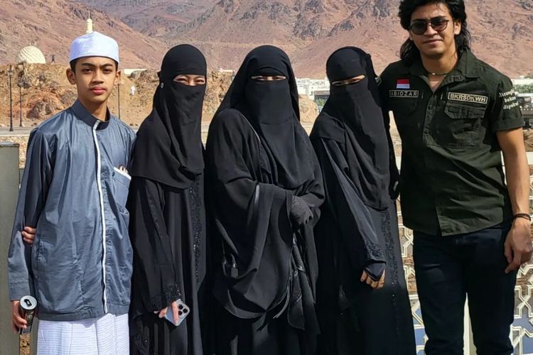 Abidzar Kayak Rocker pas Umrah Bareng Ummi Pipik, Netizen Nyinyir Bilang Slengean