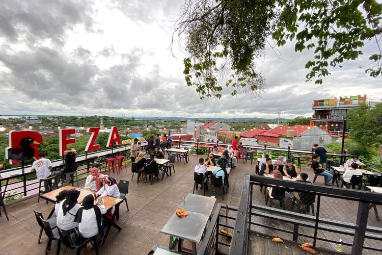 Reza Cafe & Palekko, Tempat Liburan Bersama Keluarga di Atas Perbukitan Parepare