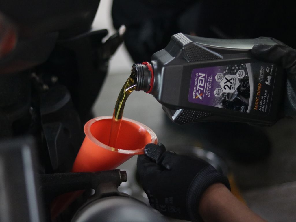 Kelebihan Oli Full Sintetik untuk Motor, Lebih Awet dan Tahan Lama!