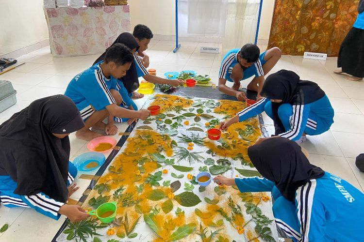 Kreatif! Siswa di Ponorogo Bikin Seragam Batik Sendiri, Perwarnanya Pakai Serbuk Kunyit