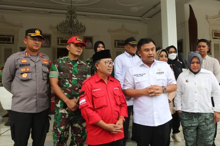 Apkasi Salurkan Donasi Kemanusiaan Bagi Korban Gempa Cianjur dari Gotong Royong Bupati