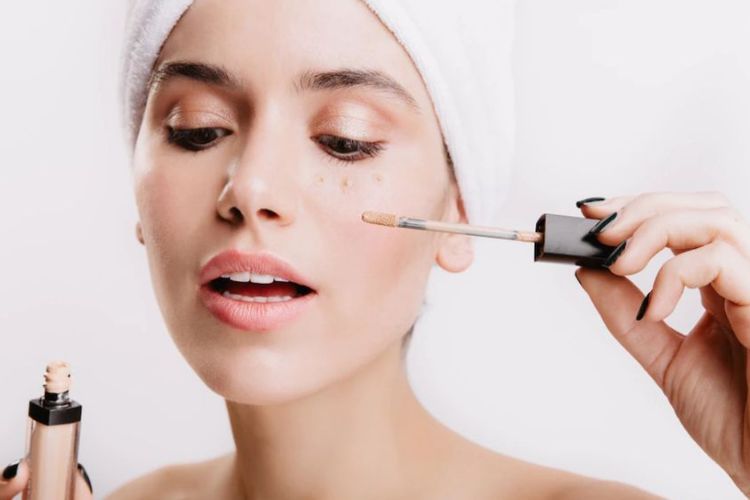 Gak Usah Lagi Tutupi Jerawat Pakai Concealer Banyak-banyak, Ada Efek yang Nyebelin