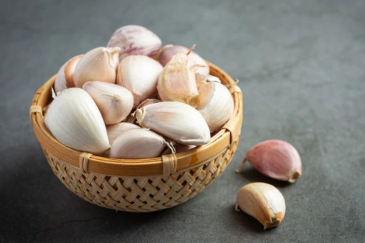 Gak Usah Lagi Ilangin Jerawat Tempelin Bawang Putih, Efeknya Buruk!