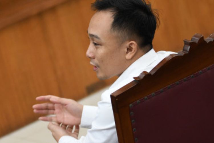 Hakim Kecam Terdakwa Ricky Rizal: Sudah Membunuh, Masih Juga Mencuri!  