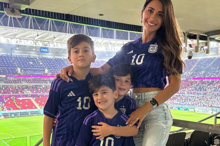 Cantiknya Istri Messi Nonton Langsung Piala Dunia 2022 Pakai Jersey Argentina
