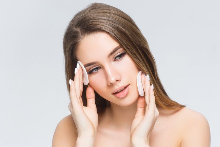 Kulitmu Jerawatan? Ahli Dermatologi Sarankan Jangan Pakai Foundation Dulu!