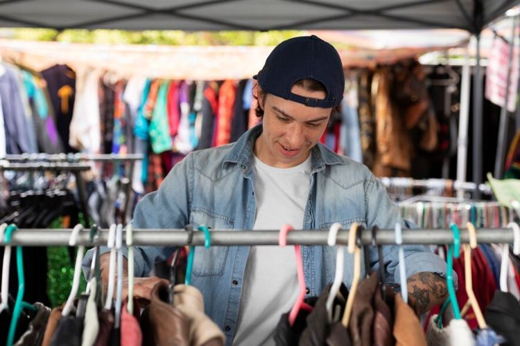 10 Tips Beli Pakaian Bekas di Thrift Shop Beserta Cara Mencucinya