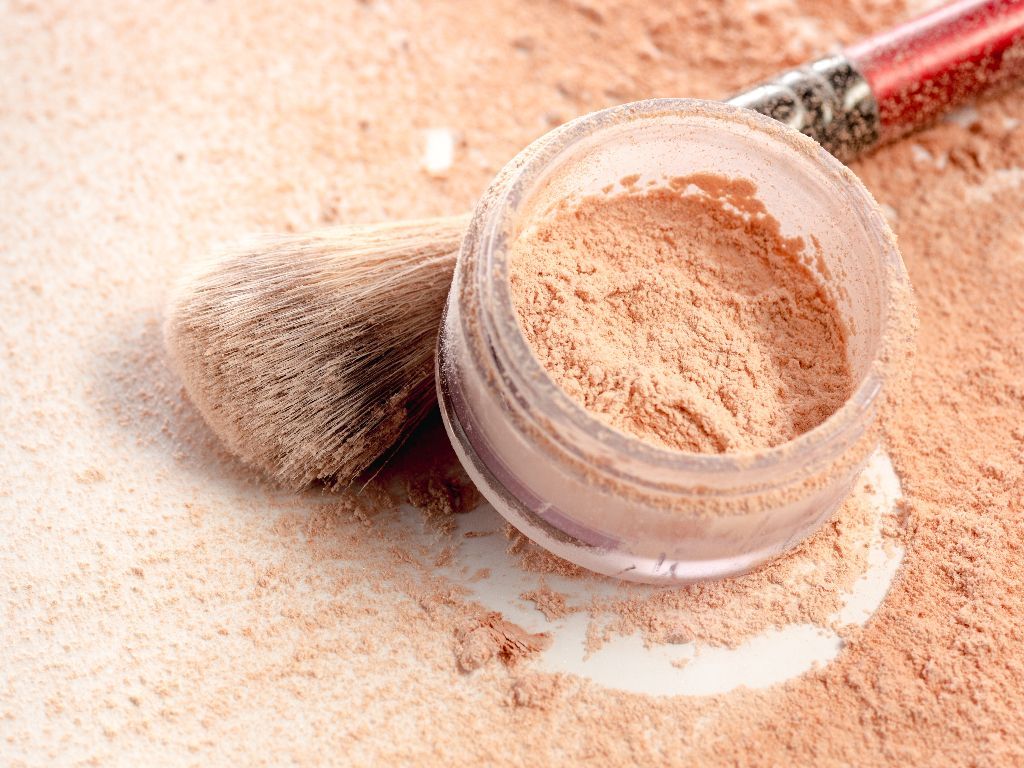 Bedak Tabur vs Padat, Mana yang Paling Mantep Buat Wajah Berminyak?