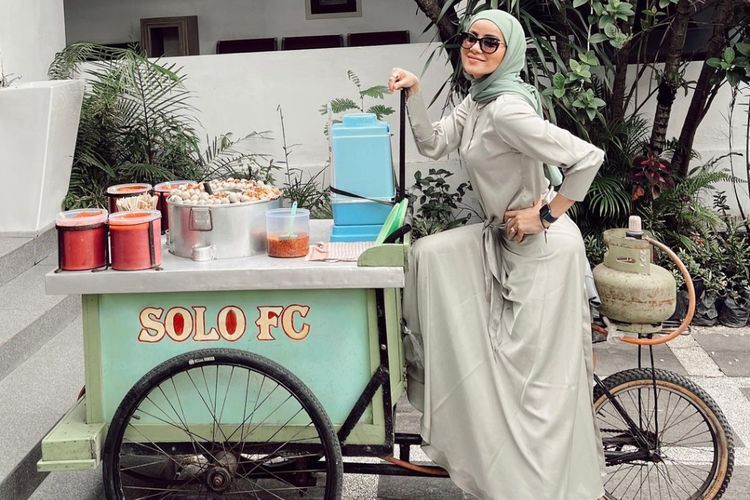 Outfit Olla Ramlan Matching dengan Gerobak Bakso Pentol, Dagangannya Bakal Laku Keras!