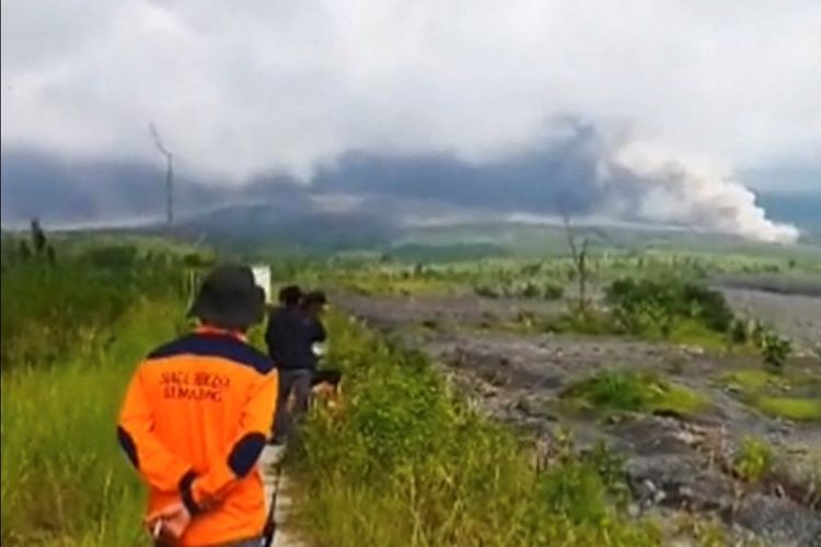 Pemerintah Inggris Minta Warganya Enggak Liburan ke Indonesia karena Letusan Gunung Semeru