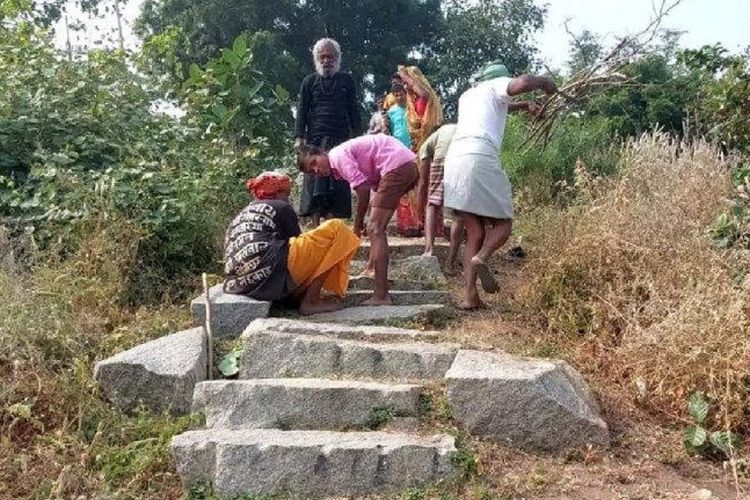 8 Tahun Pahat 400 Anak Tangga Bikin Jalan ke Puncak Kuil, Pria Ini Banjir Pujian