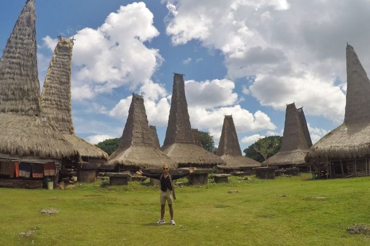 Melihat Keunikan Rumah Adat Uma Mbatangu di Kampung Adat Ratenggaro, Nusa Tenggara Timur 