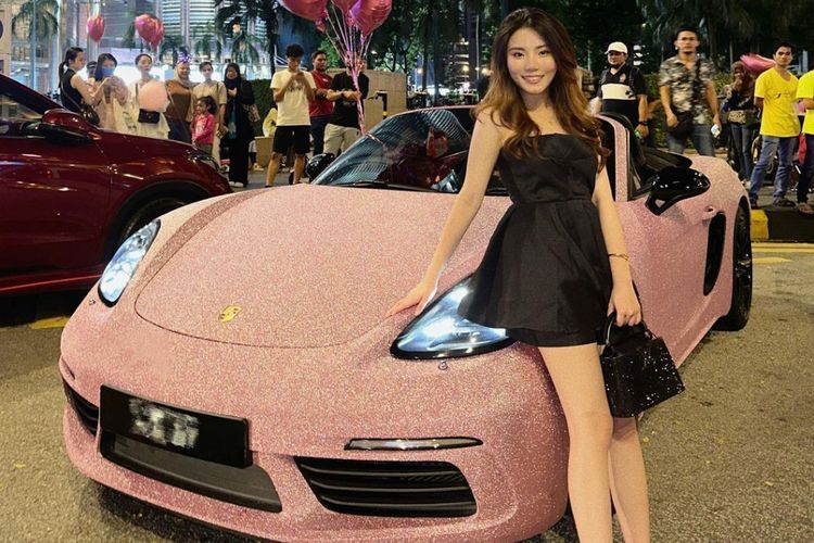Bikin Iri! Berawal dari Candaan, Wanita Ini Dapat Hadiah Porsche 718 Spyder dari Pacarnya