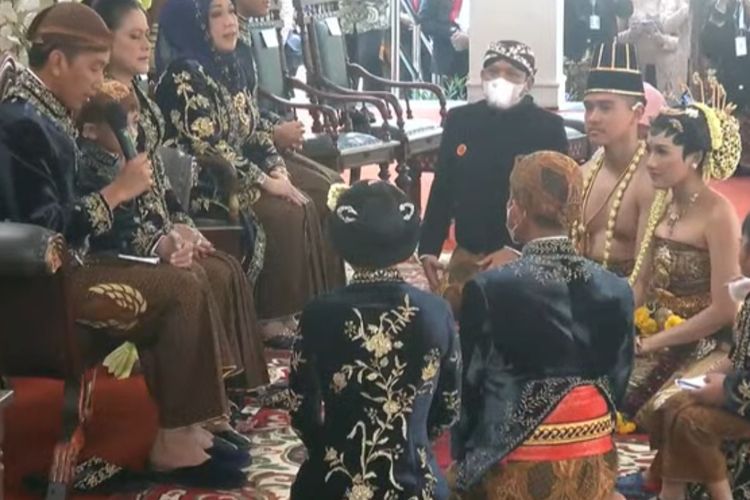 Momen Haru 'Tumplak Punjen' Kaesang-Erina, Jokowi Pesan Anak, Menantu, Cucu Rukun Semua
