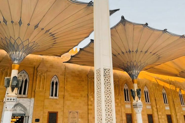 4 Fakta Masjid Al-Husain Mesir, Punya Payung Seperti Masjid Nabawi, Ada Makam di Dalamnya!