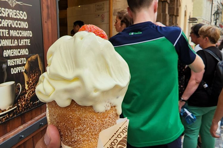Yum! Cobain Trdelnik, Roti Manis Praha Mirip Croissant Tapi Berlubang dengan Banyak Isian